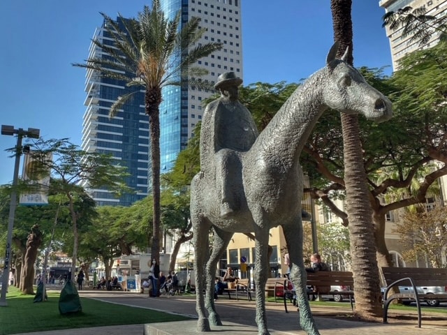 rothschild-boulevard-horse-sculpture